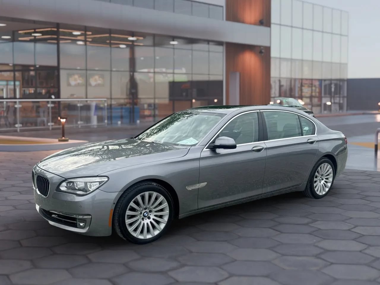 Used 2013 BMW 750Li RWD image 2