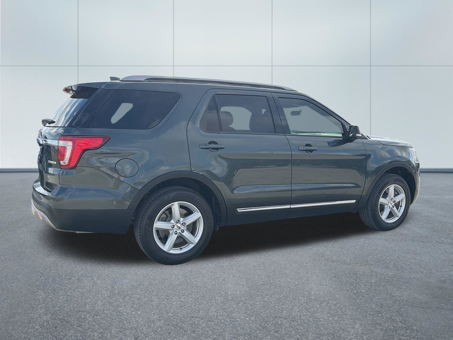 Used 2016 Ford Explorer XLT w/ Equipment Group 202A FWD image 5