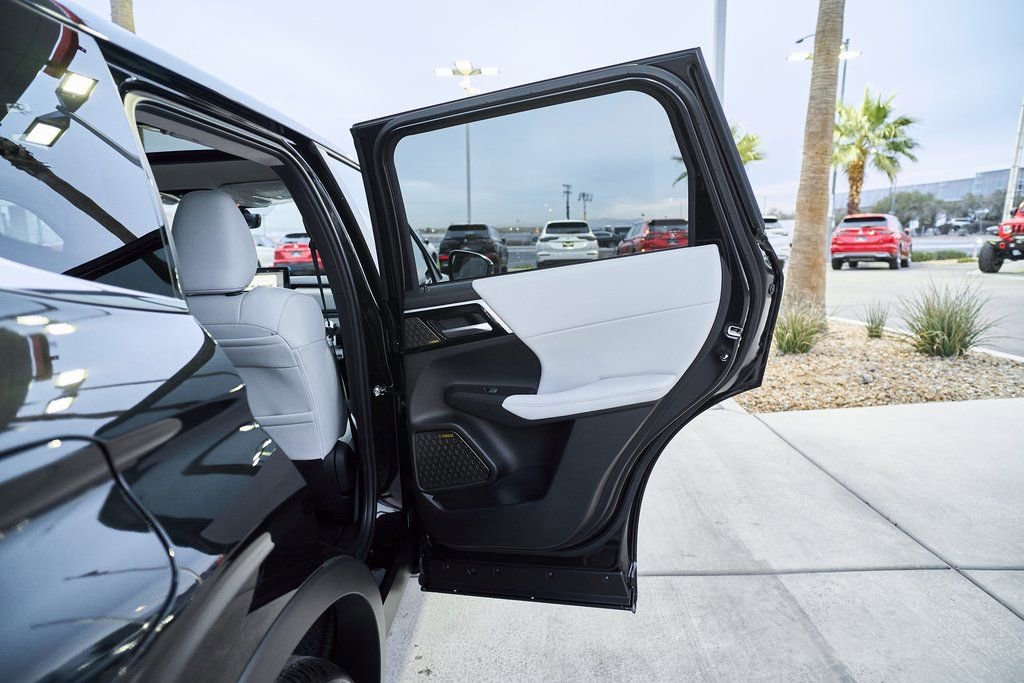 New 2026 Mitsubishi Outlander SE FWD image 14