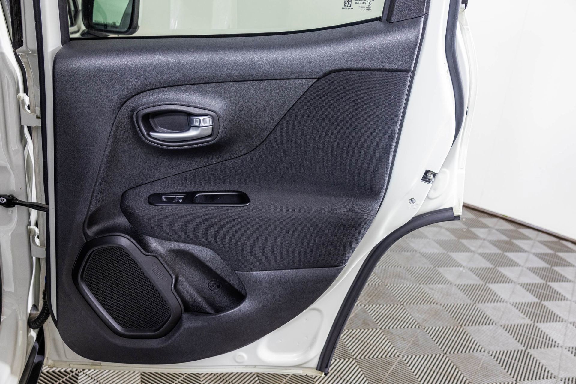 Used 2019 Jeep Renegade Latitude FWD image 40