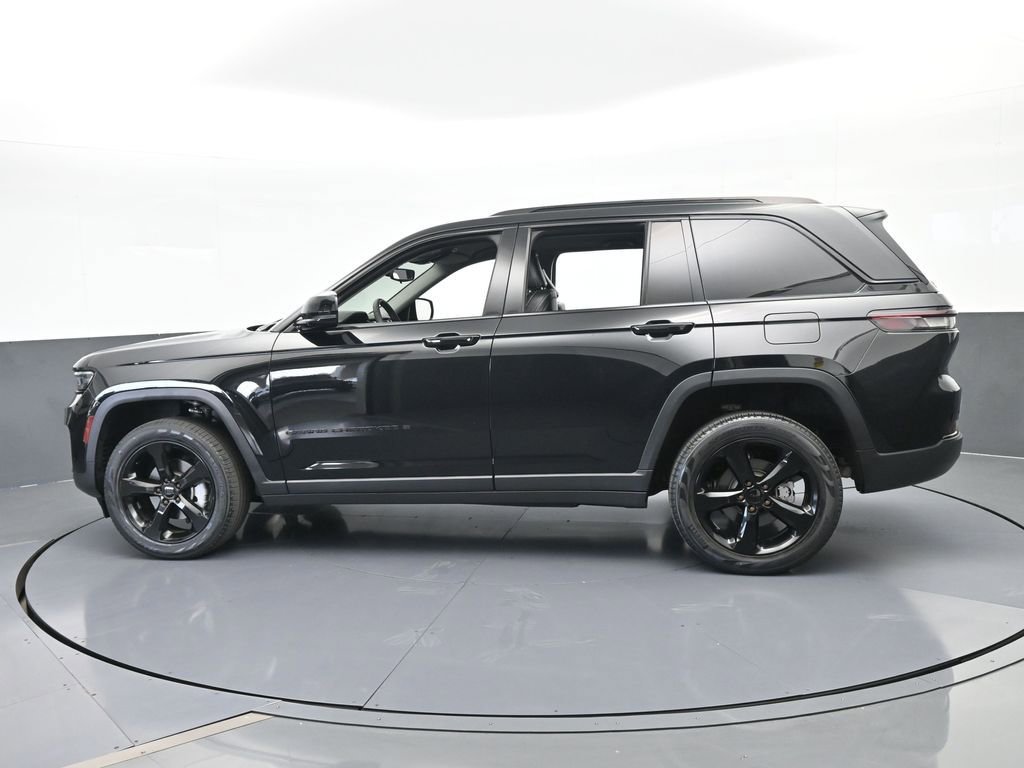Used 2023 Jeep Grand Cherokee Limited w/ Black Appearance Package image 3