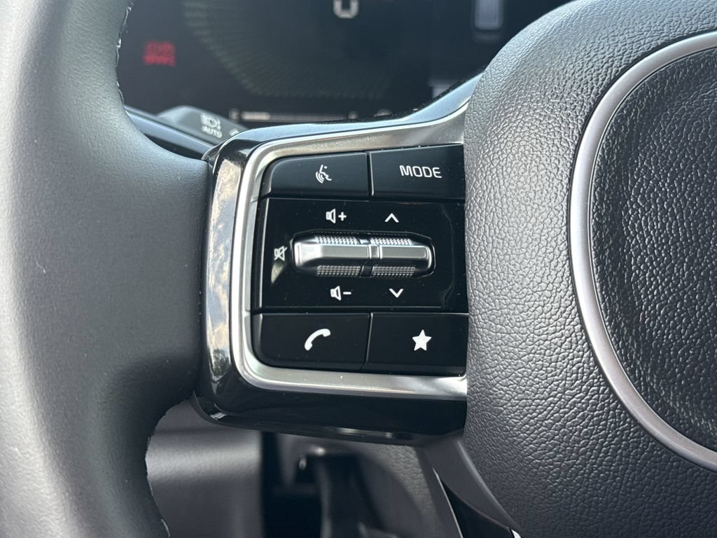 Used 2025 Kia Carnival EX FWD image 31