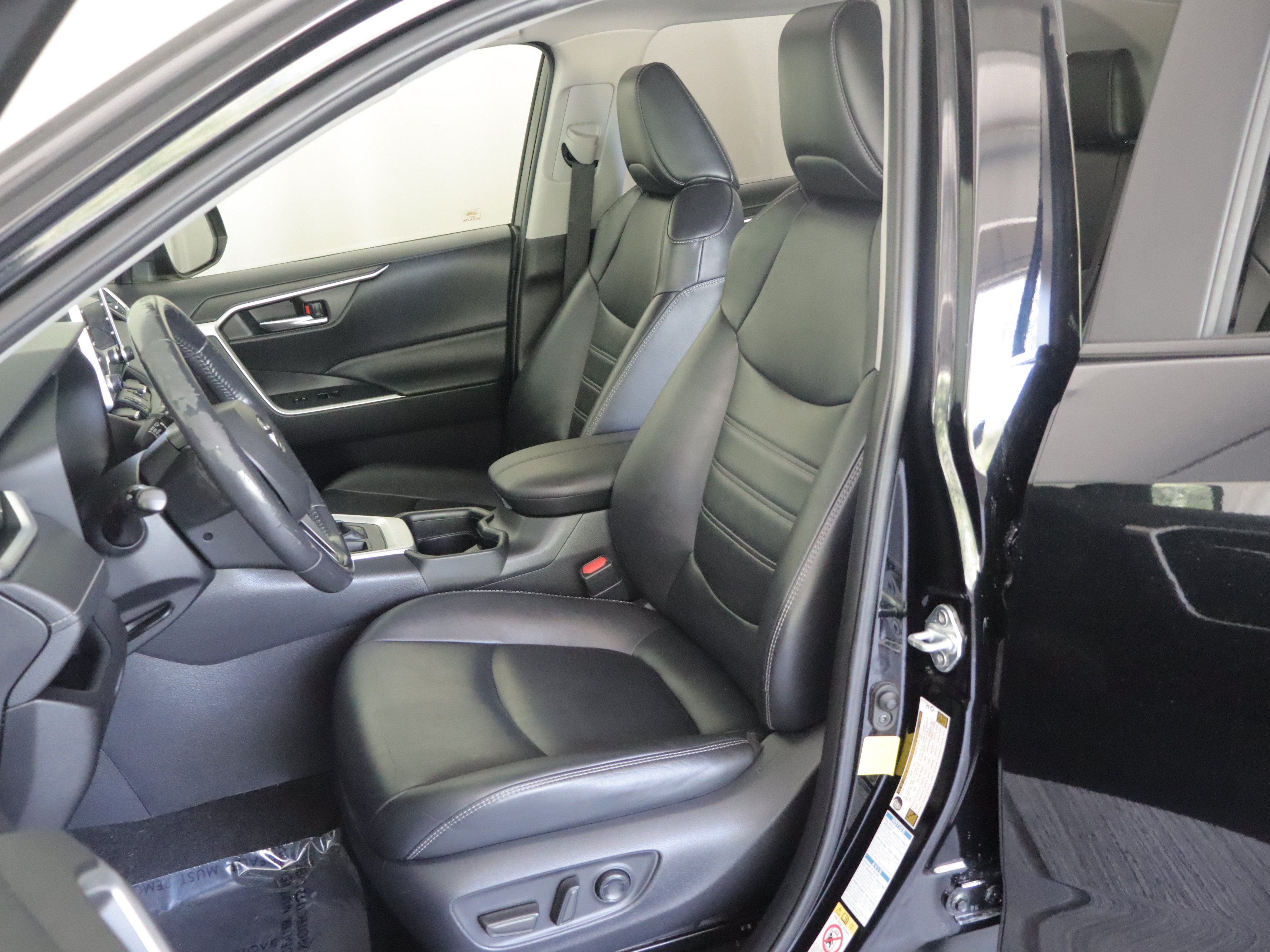 Used 2019 Toyota RAV4 XLE Premium w/ Cold Weather Package AWD/4WD image 8