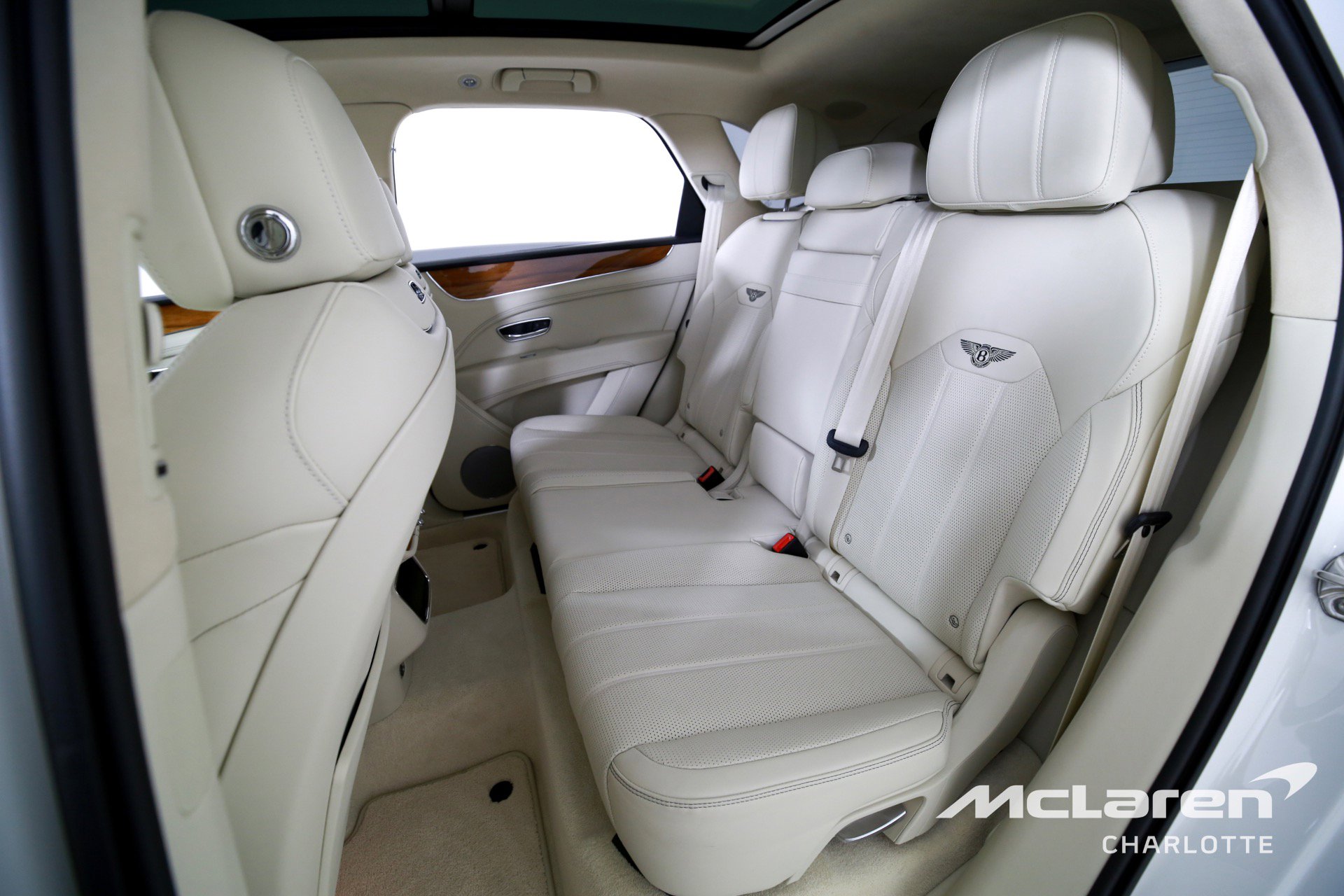 Used 2023 Bentley Bentayga Plug-In Hybrid image 17