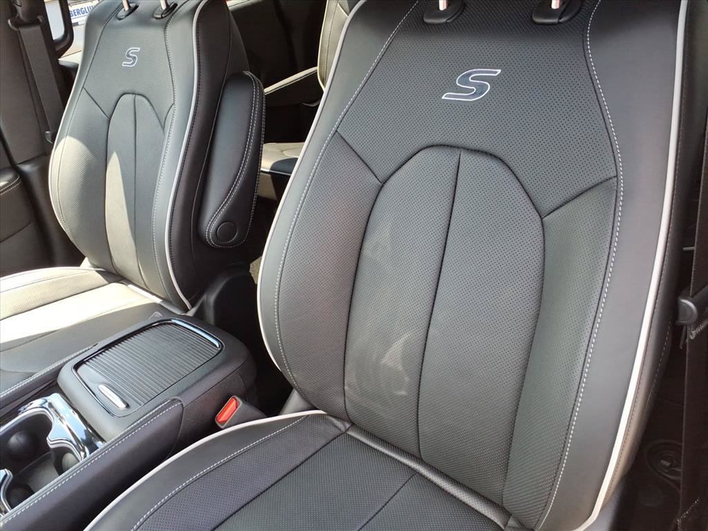 New 2027 Chrysler Pacifica Limited AWD/4WD image 17