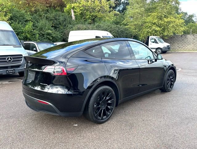 Used 2022 Tesla Model Y Long Range image 7