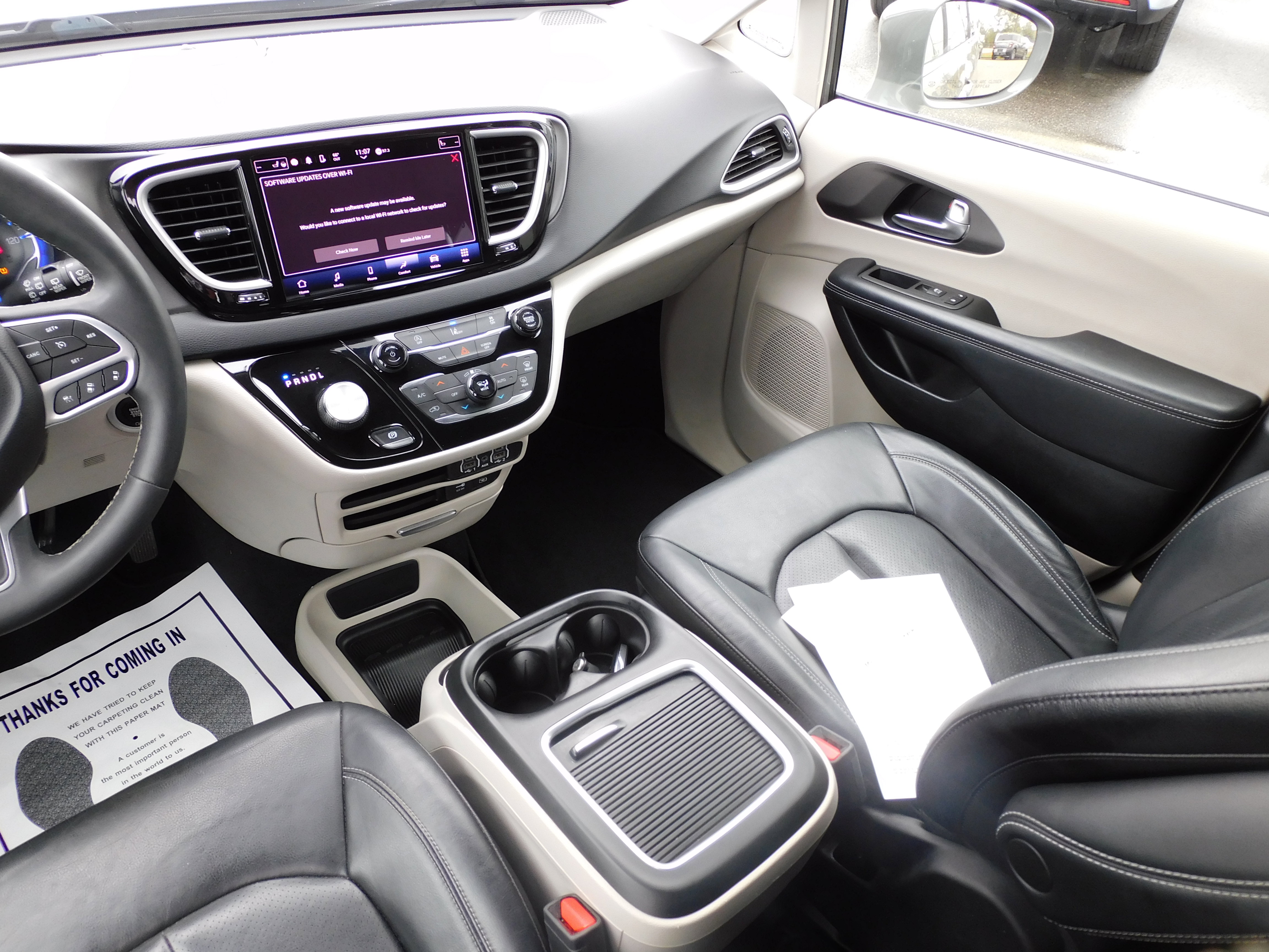 Used 2022 Chrysler Pacifica Touring-L image 18