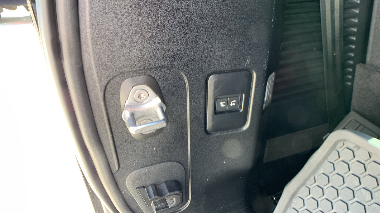 Used 2024 Land Rover Defender 130 X-Dynamic SE AWD/4WD image 27