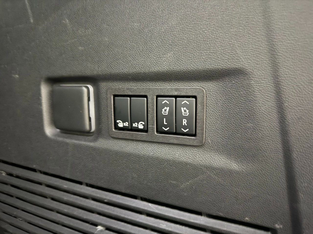 Used 2023 Chevrolet Suburban Premier image 24