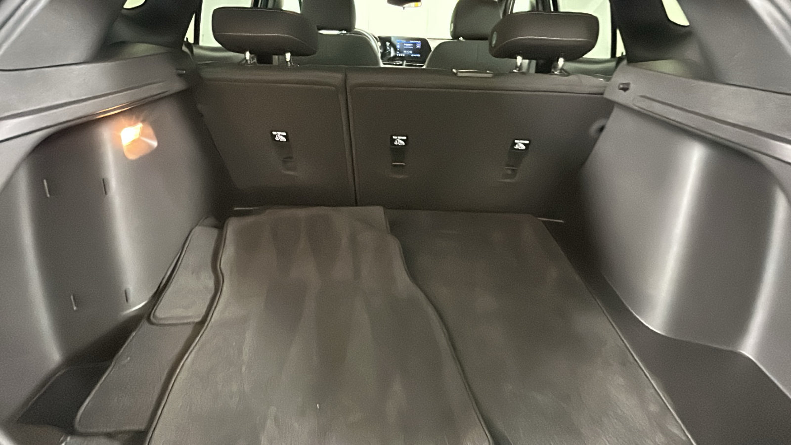 Used 2025 Chevrolet Trax RS w/ Sunroof Package FWD image 33