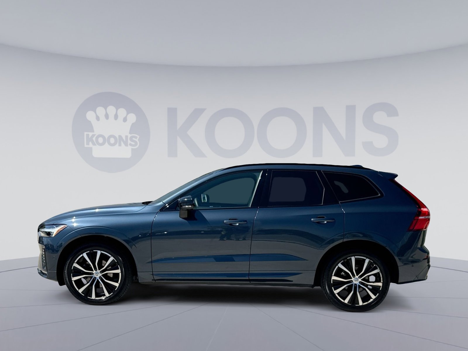 Used 2023 Volvo XC60 B5 Plus w/ Climate Package AWD/4WD image 2