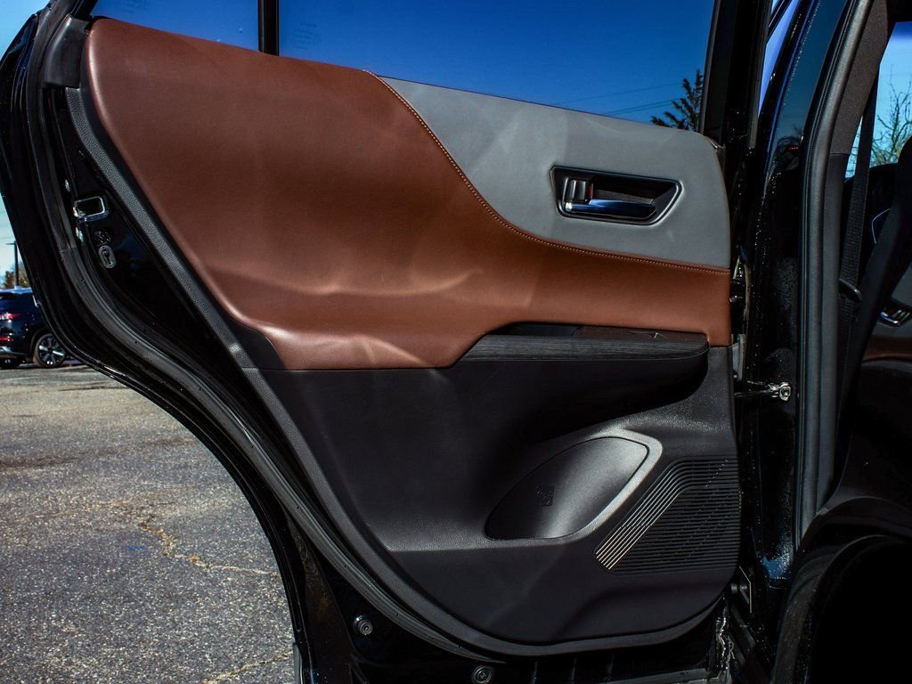 Used 2023 Toyota Venza XLE image 11