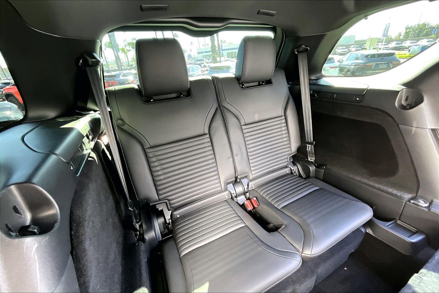 Used 2024 Land Rover Discovery Dynamic SE image 27