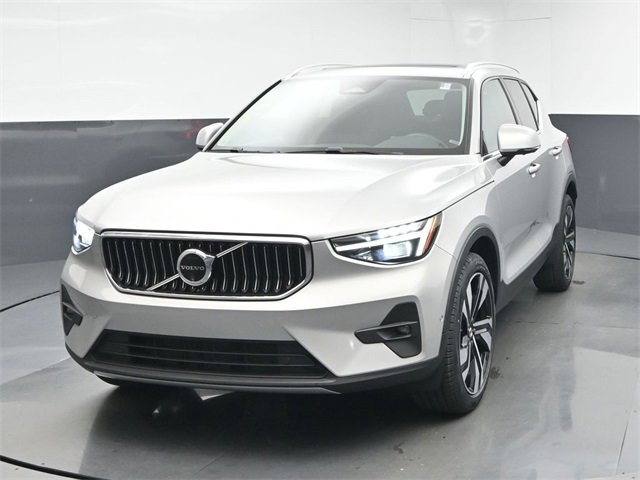 Used 2024 Volvo XC40 B5 Plus w/ Climate Package image 3