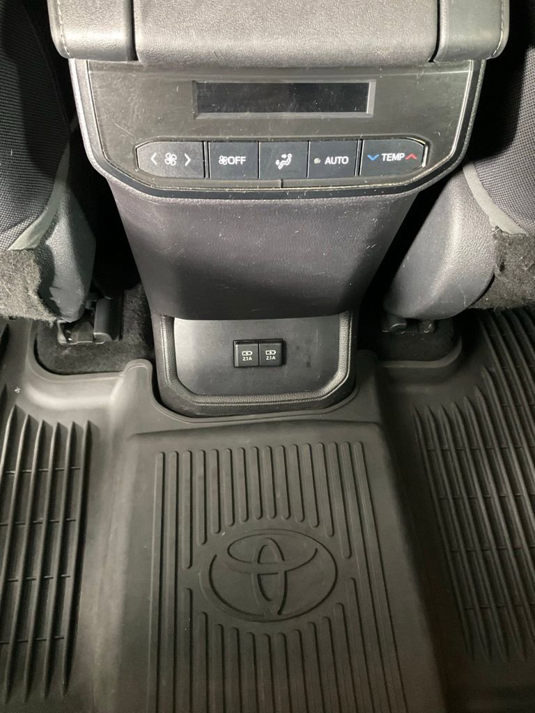 Used 2021 Toyota Highlander LE image 24