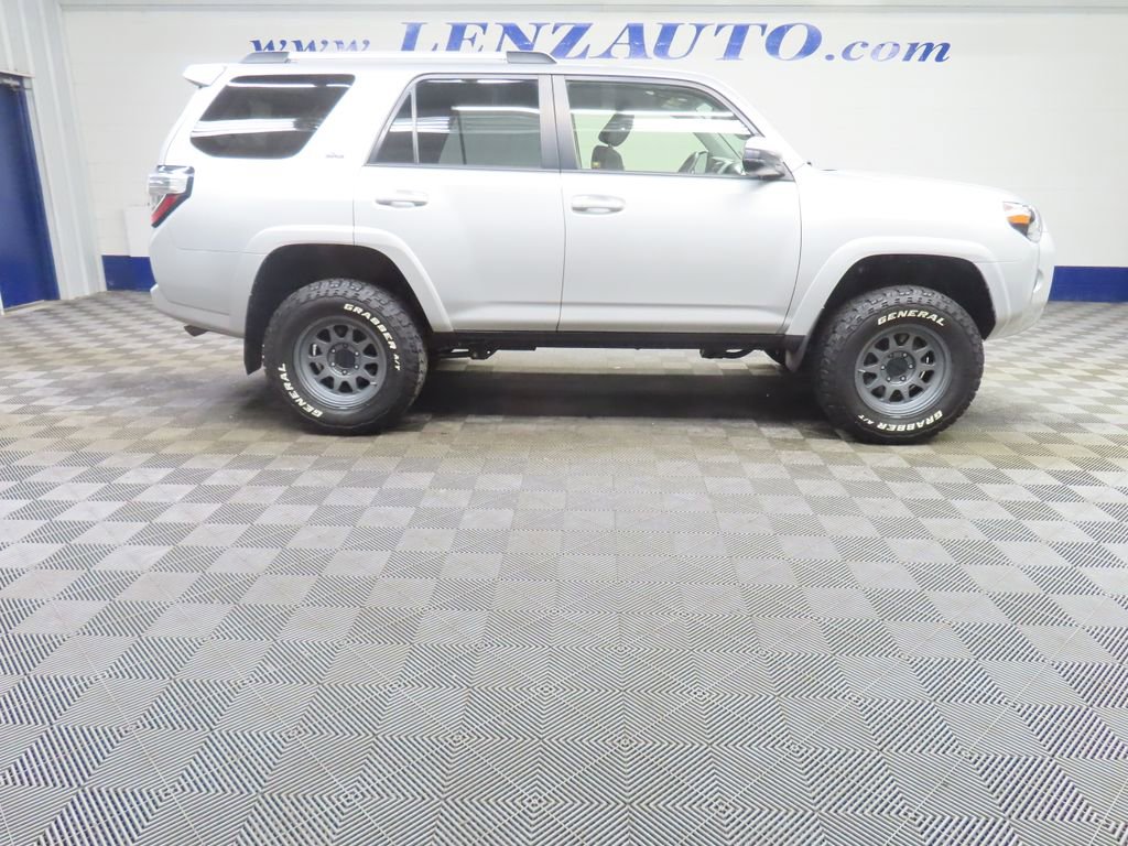 Used 2021 Toyota 4Runner SR5 AWD/4WD image 3
