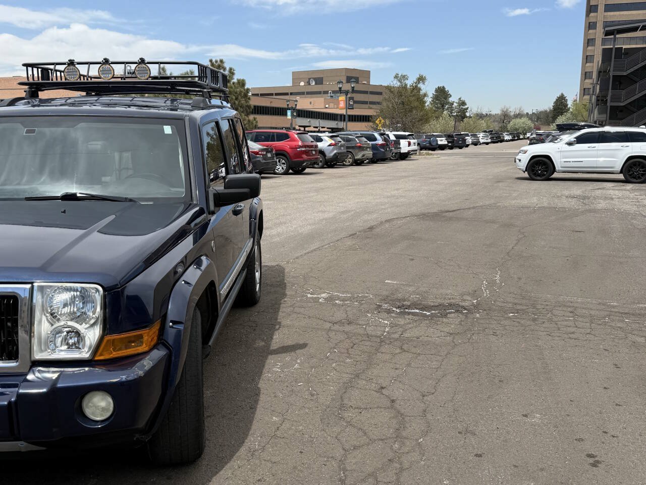 Used 2006 Jeep Commander Limited w/ Trailer Tow Group IV AWD/4WD image 2