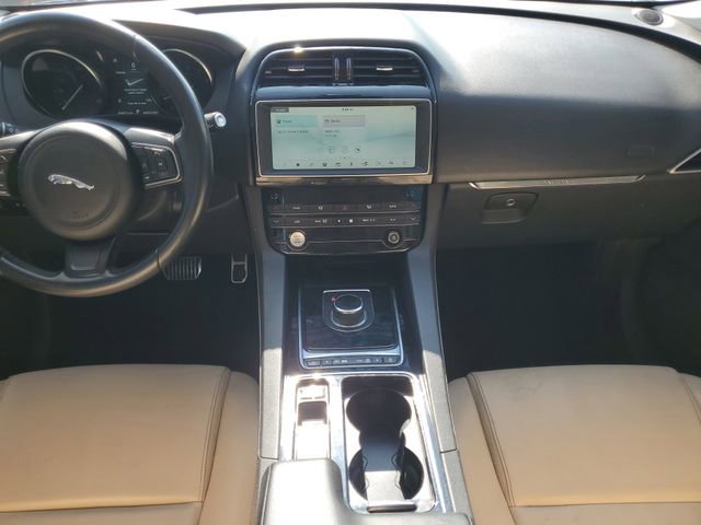 Used 2019 Jaguar F-PACE Premium image 15