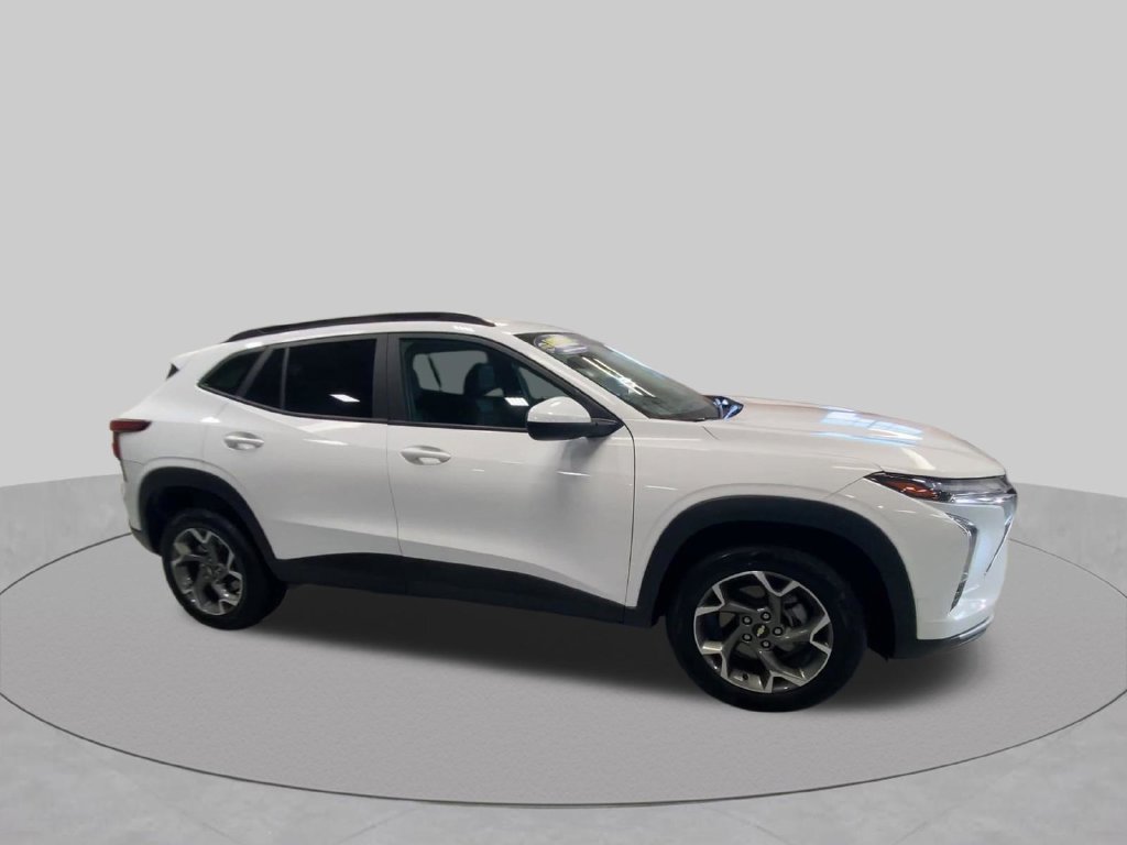 Certified 2025 Chevrolet Trax LT FWD image 2