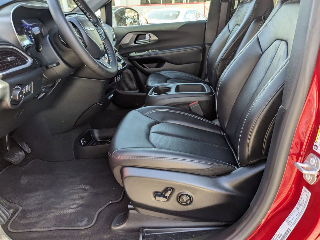 Used 2025 Chrysler Pacifica Select image 11