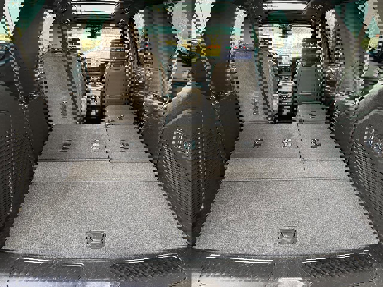 Used 2024 GMC Yukon SLT w/ SLT Luxury Package image 44