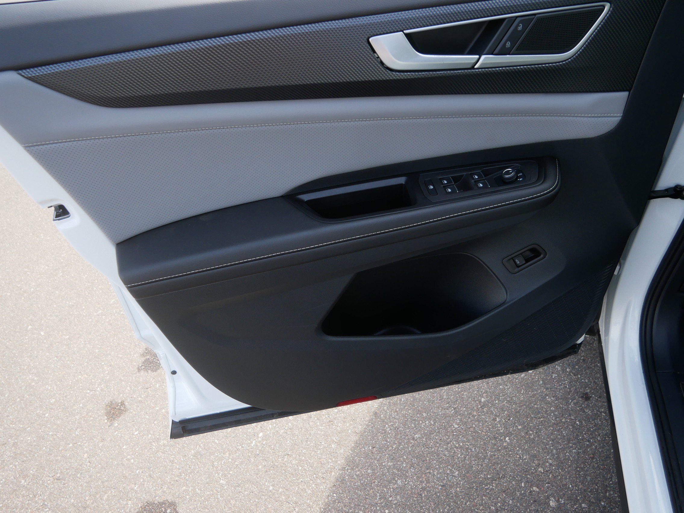 Used 2024 Volkswagen Atlas Cross Sport SEL R-Line image 21