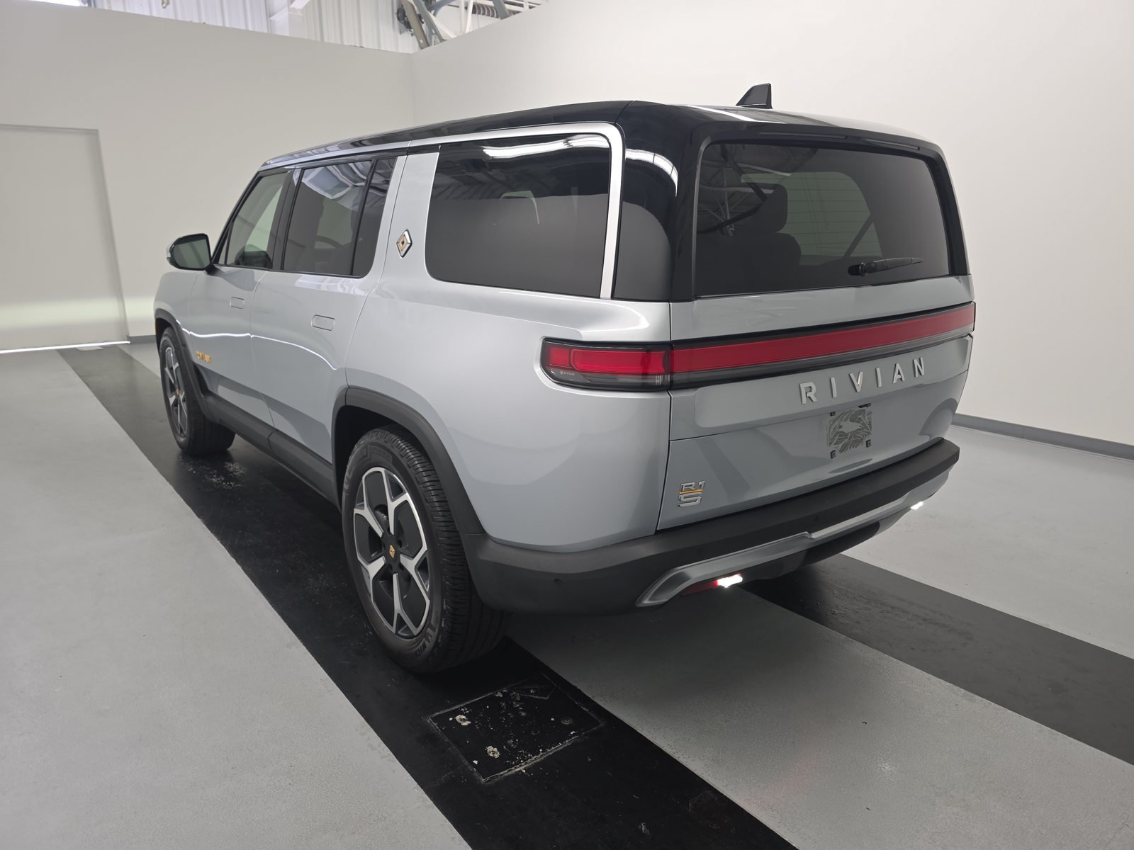 Used 2023 Rivian R1S Launch Edition Quad AWD/4WD image 3