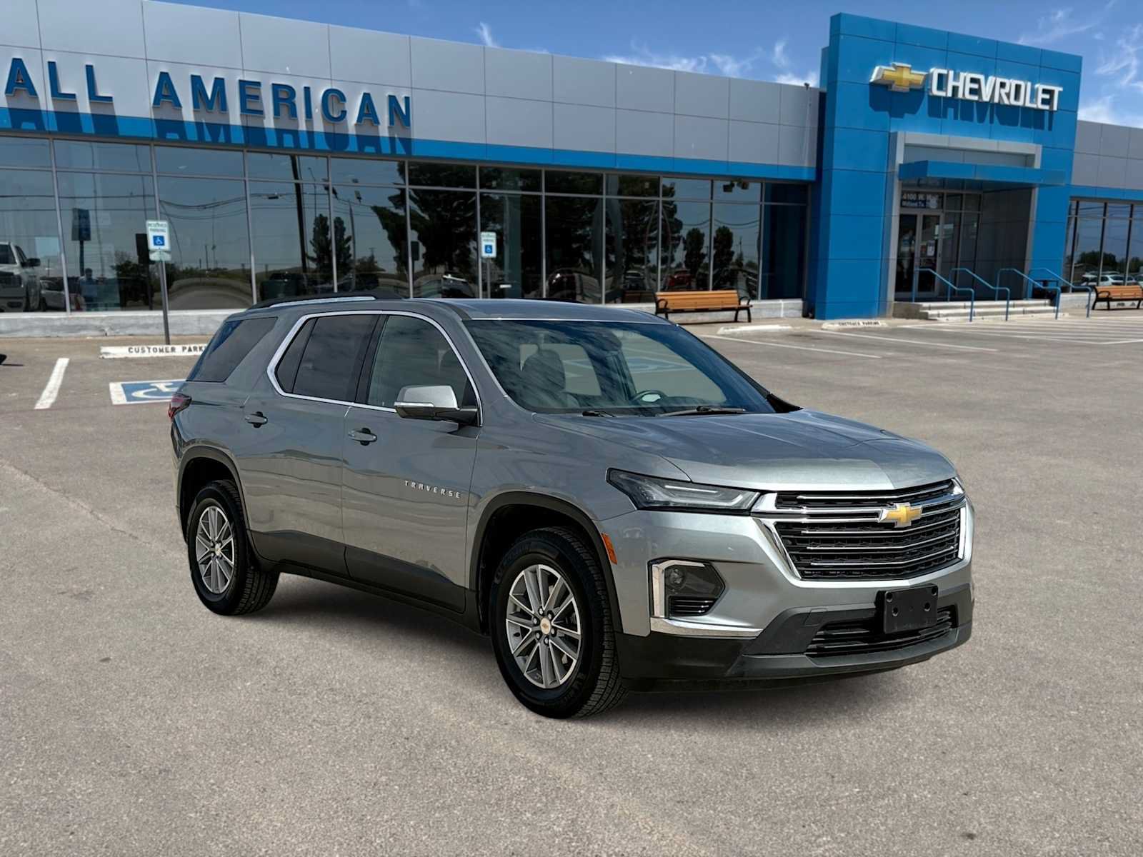 Used 2023 Chevrolet Traverse LT FWD image 2