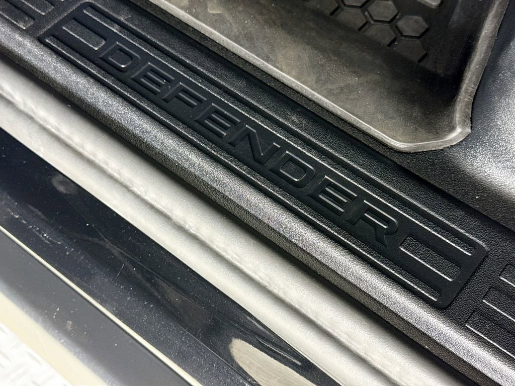 Used 2025 Land Rover Defender 110 X-Dynamic SE image 18