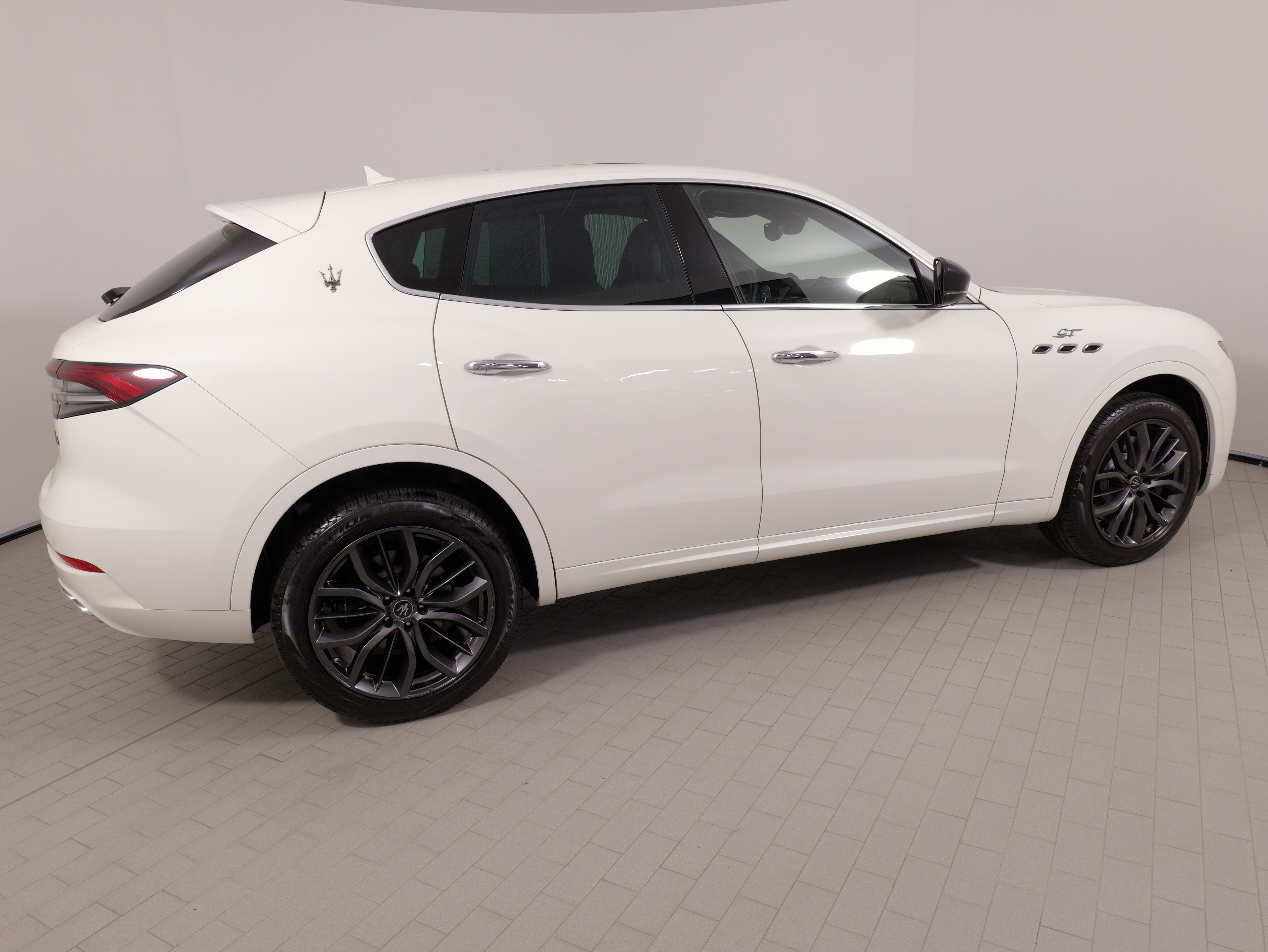 Used 2024 Maserati Levante GT Ultima image 11