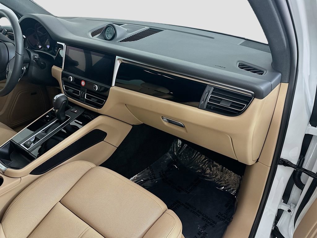 Certified 2026 Porsche Macan image 30
