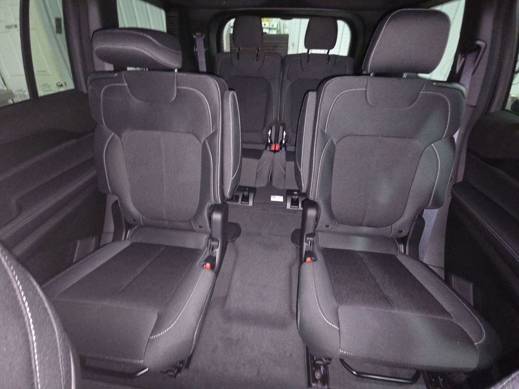 New 2025 Jeep Grand Cherokee L Laredo image 28