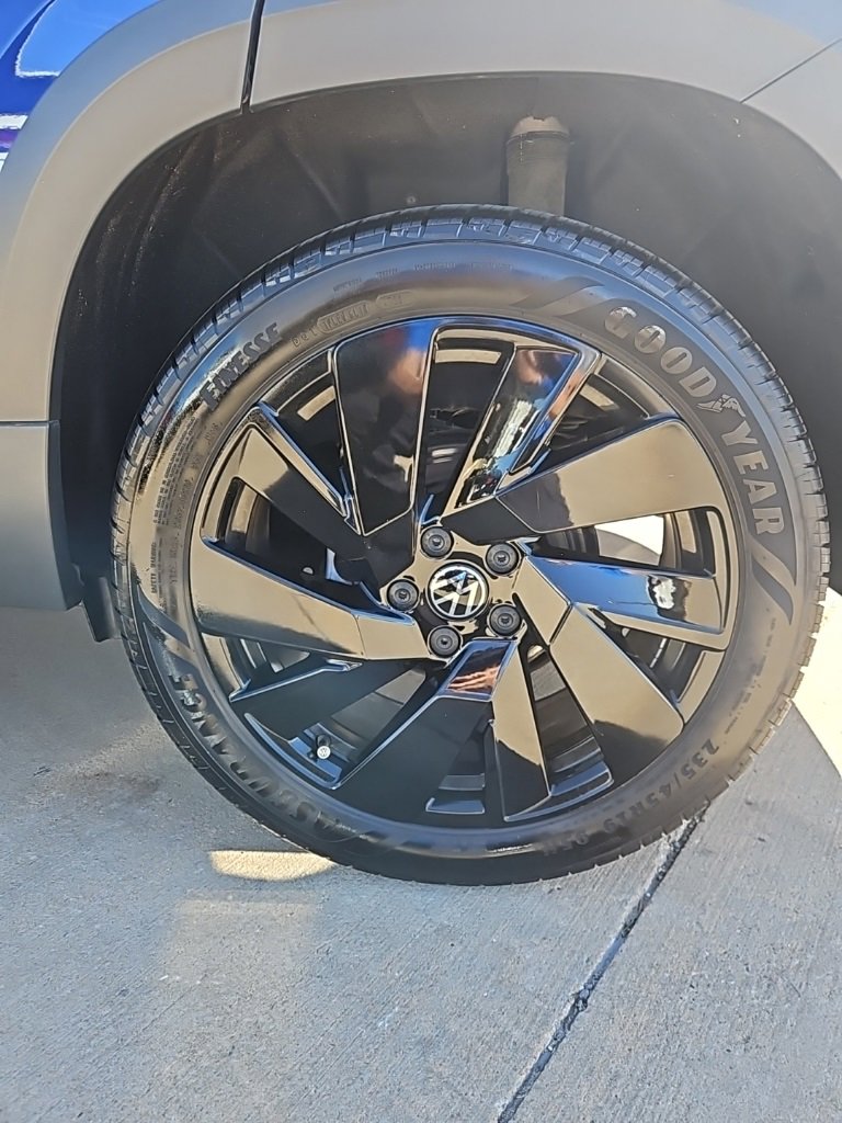 Used 2024 Volkswagen Taos SE w/ Black Wheel Plus Package image 9