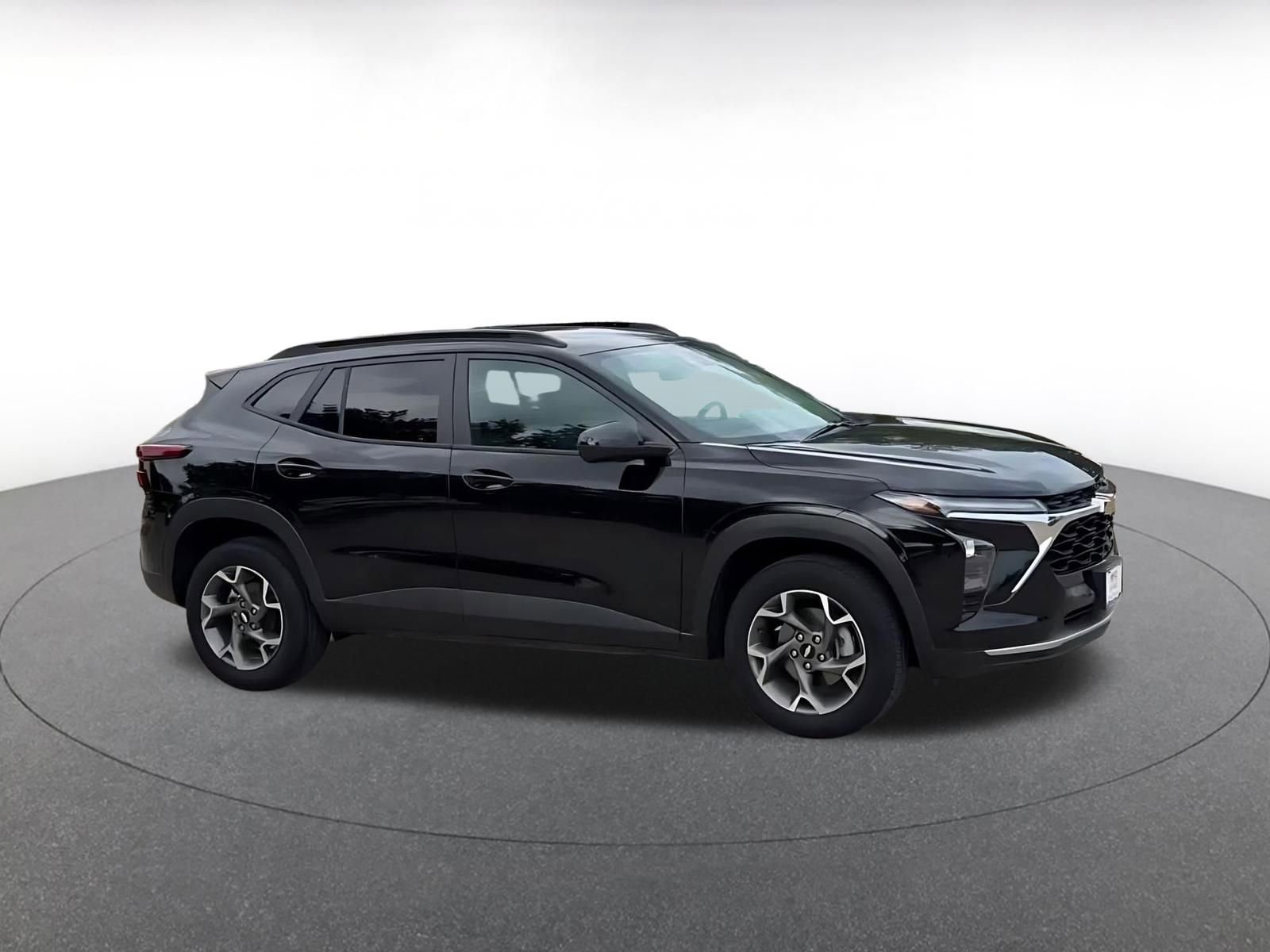 Used 2025 Chevrolet Trax LT image 2