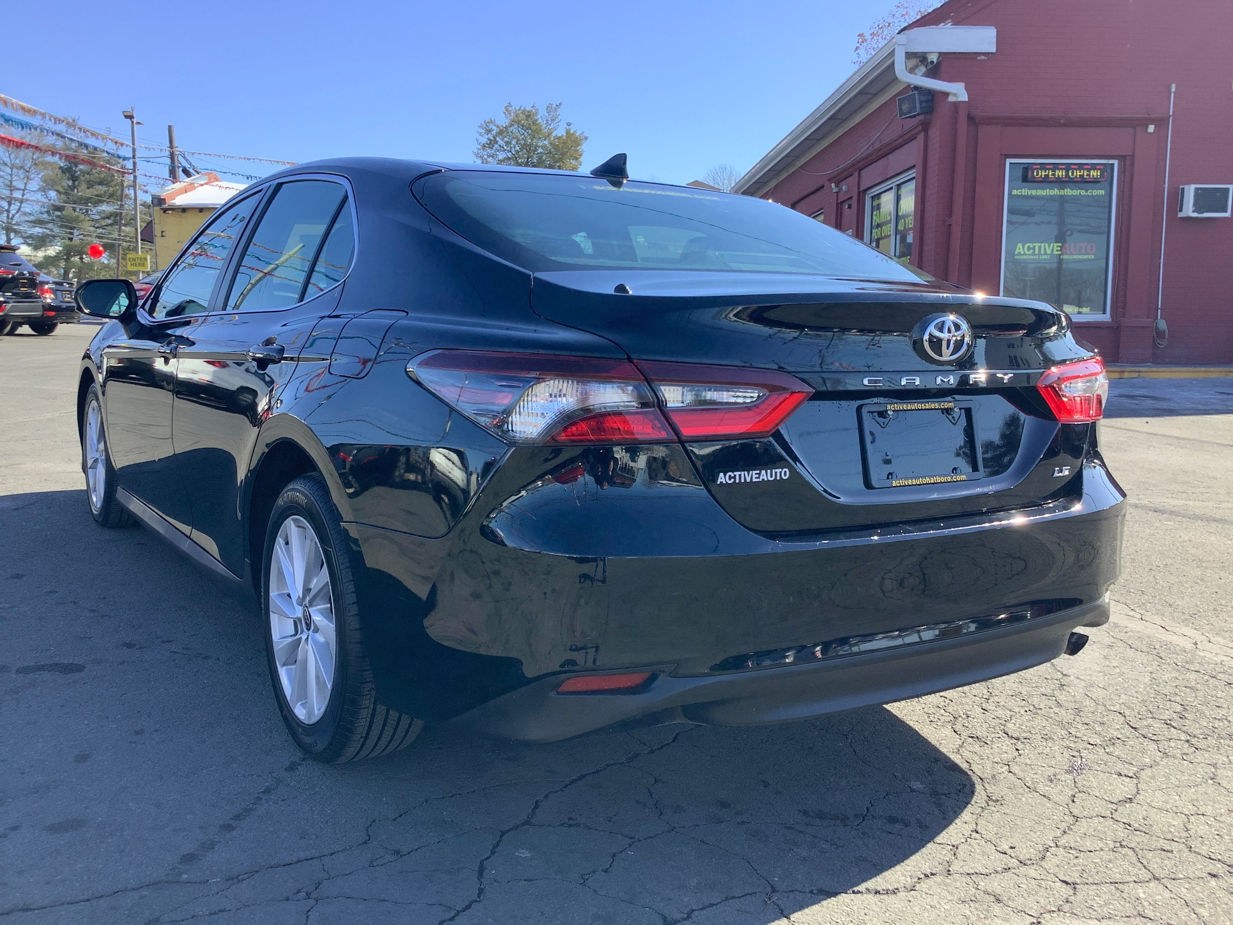 Used 2022 Toyota Camry LE FWD image 6