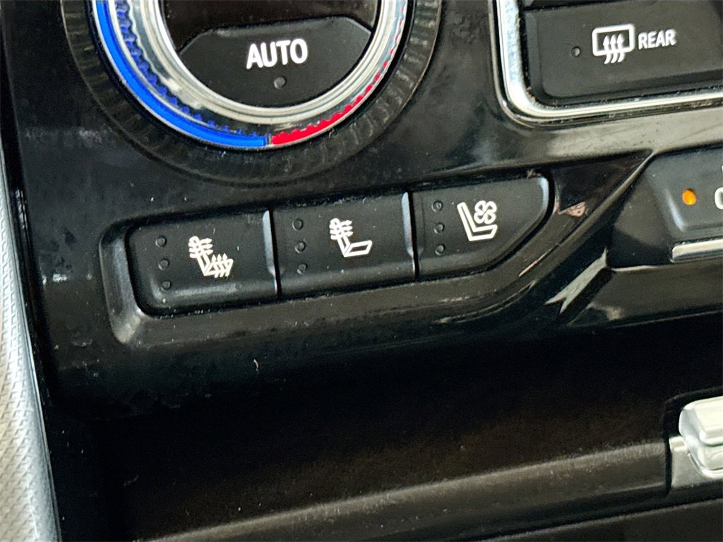 Used 2024 GMC Yukon XL Denali w/ Advanced Technology Package image 21