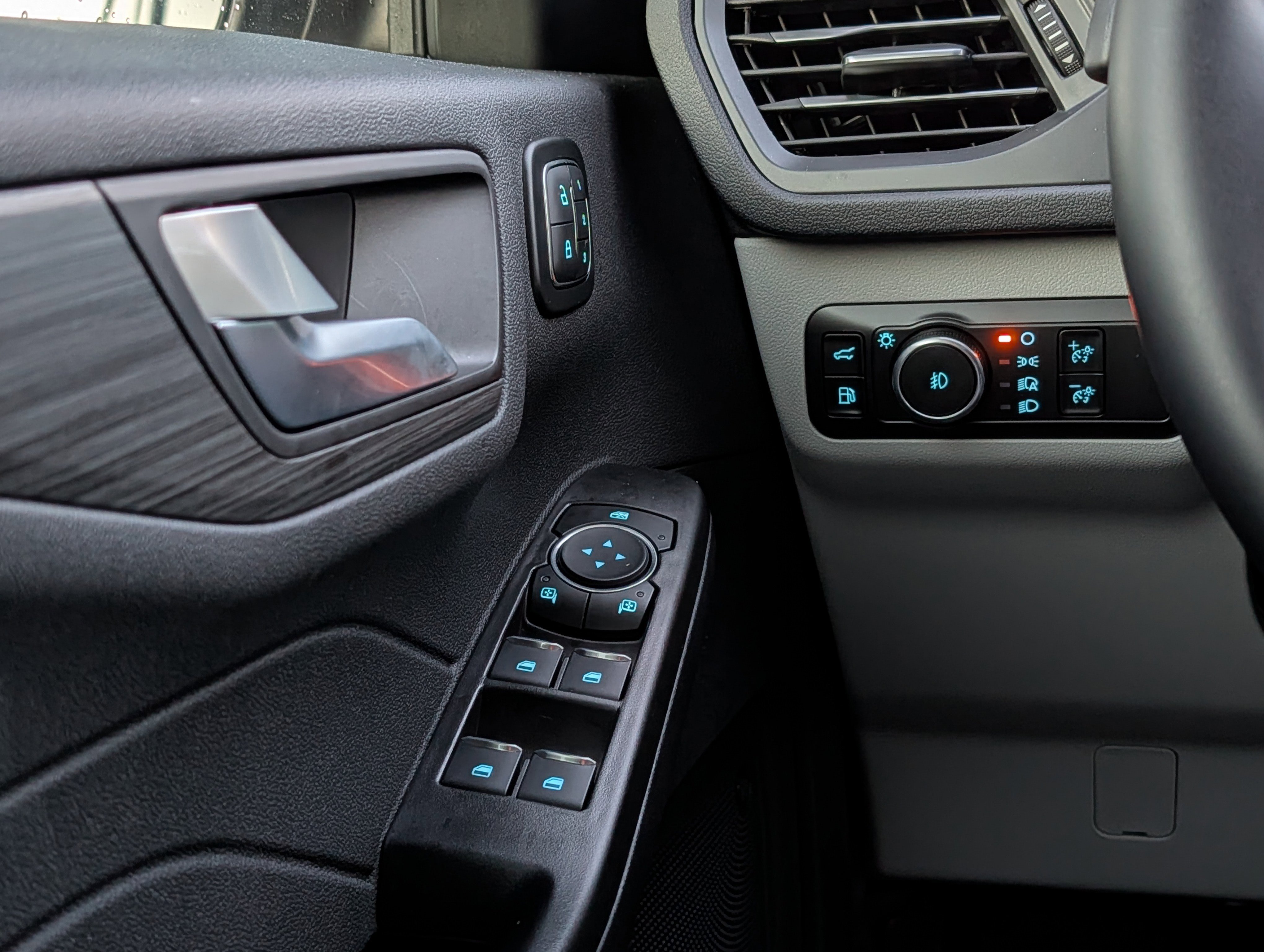 New 2026 Ford Escape SE w/ PHEV Premium Package FWD image 21