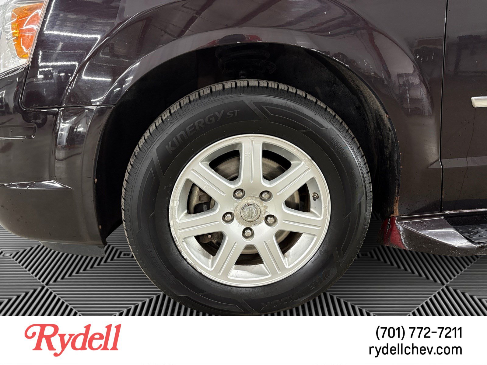 Used 2010 Chrysler Town & Country Touring Plus FWD image 9