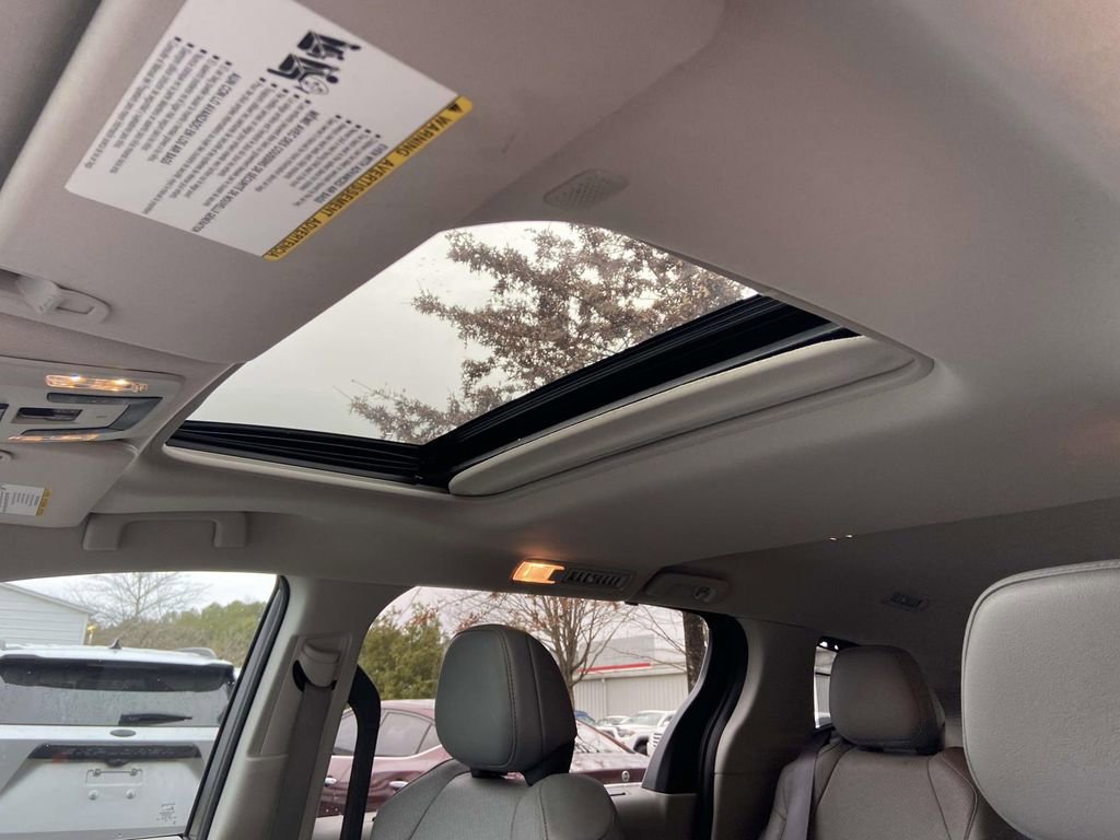 Used 2022 Toyota Sienna Limited image 18