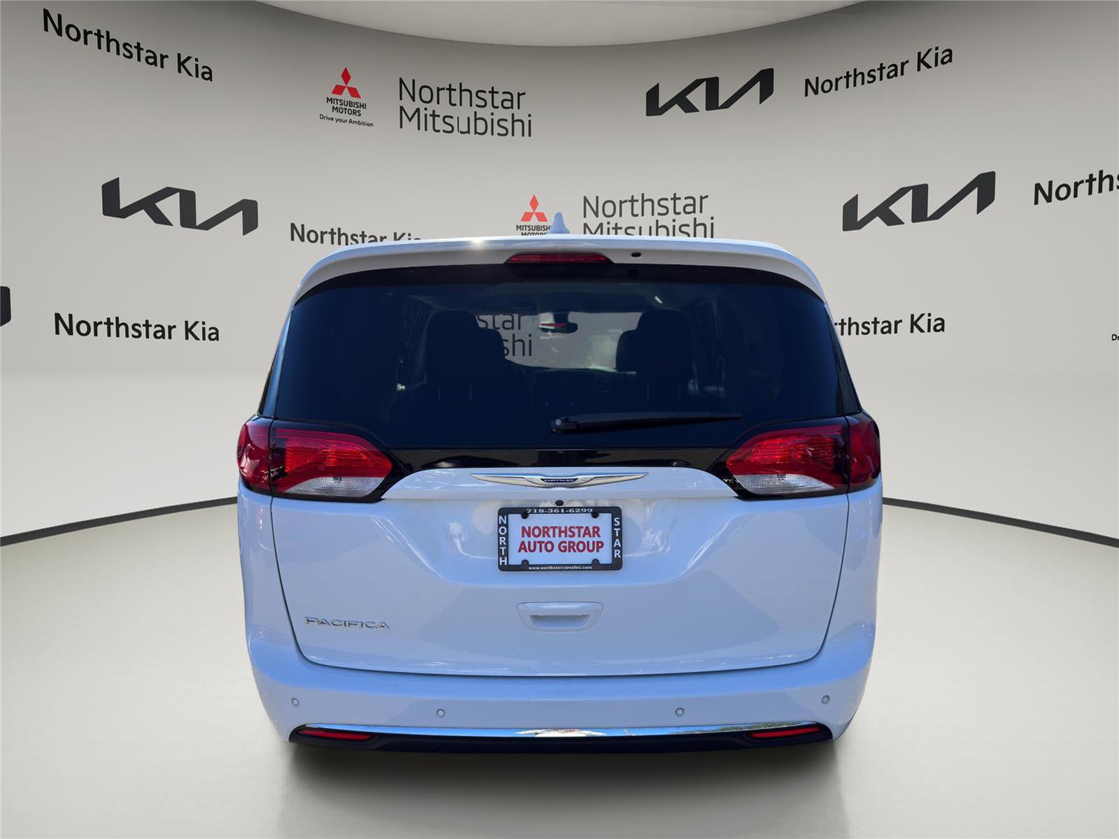 Used 2020 Chrysler Pacifica Touring image 3