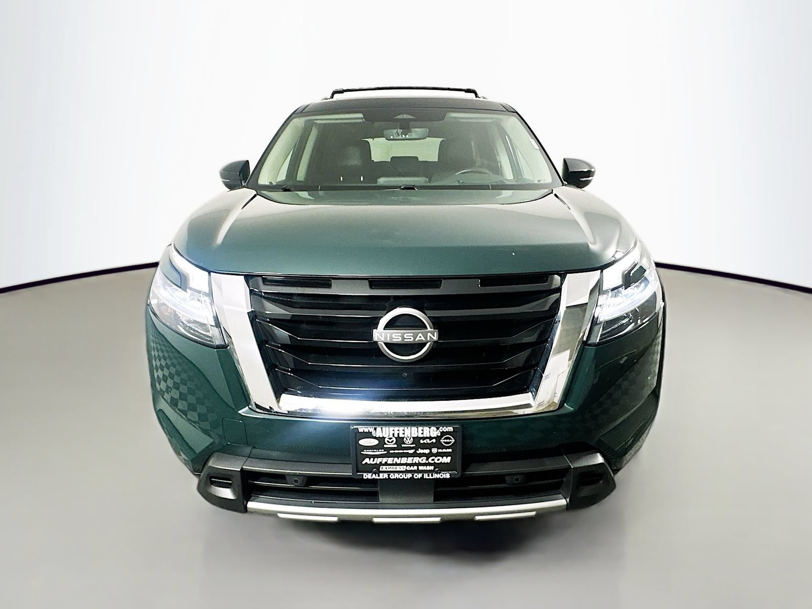 Used 2023 Nissan Pathfinder Platinum w/ Cargo Package AWD/4WD image 2