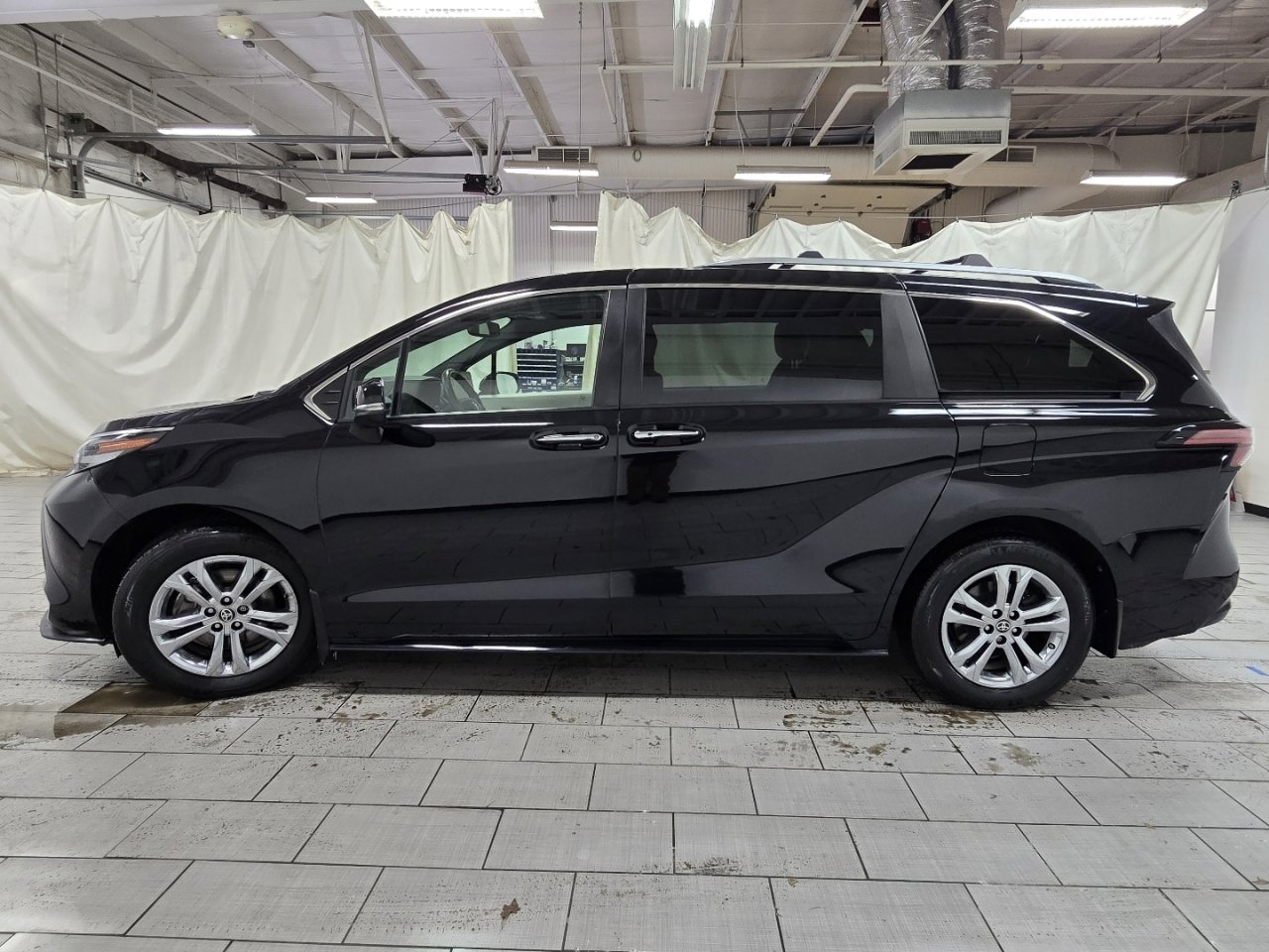 Used 2022 Toyota Sienna Platinum image 17