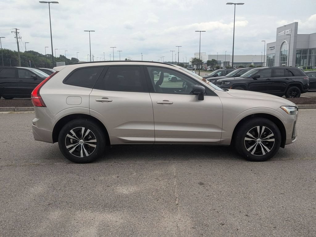 Used 2025 Volvo XC60 B5 Core AWD/4WD image 6