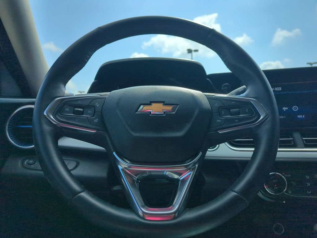 Used 2025 Chevrolet Trax LT w/ LT Convenience Package FWD image 22