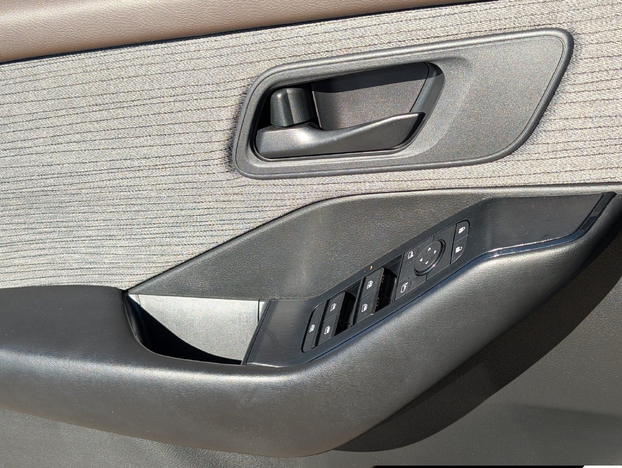 Used 2023 Nissan Rogue S FWD image 25
