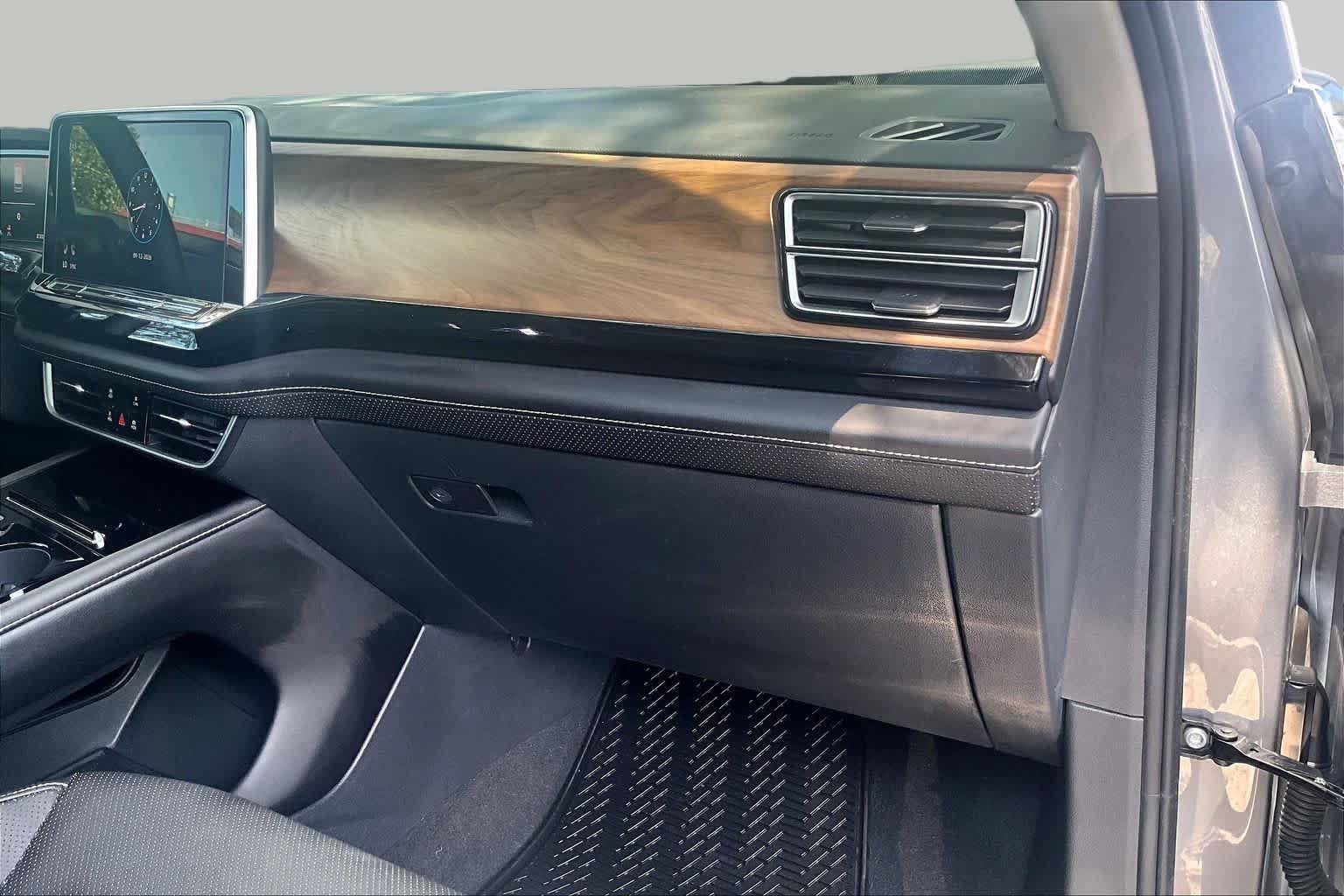 Used 2024 Volkswagen Atlas SE FWD image 19