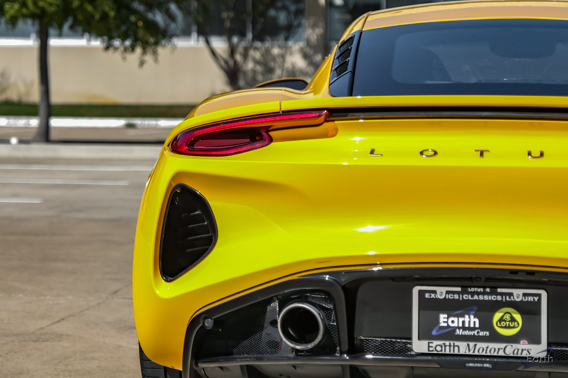 Used 2025 Lotus Emira RWD image 17