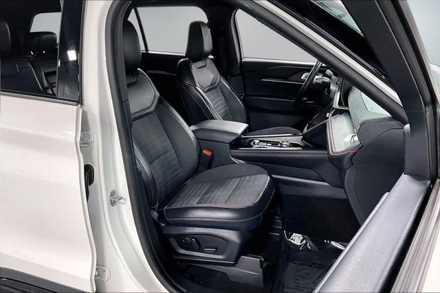 Used 2025 Ford Explorer ST-Line w/ ST-Line Street Pack AWD/4WD image 28