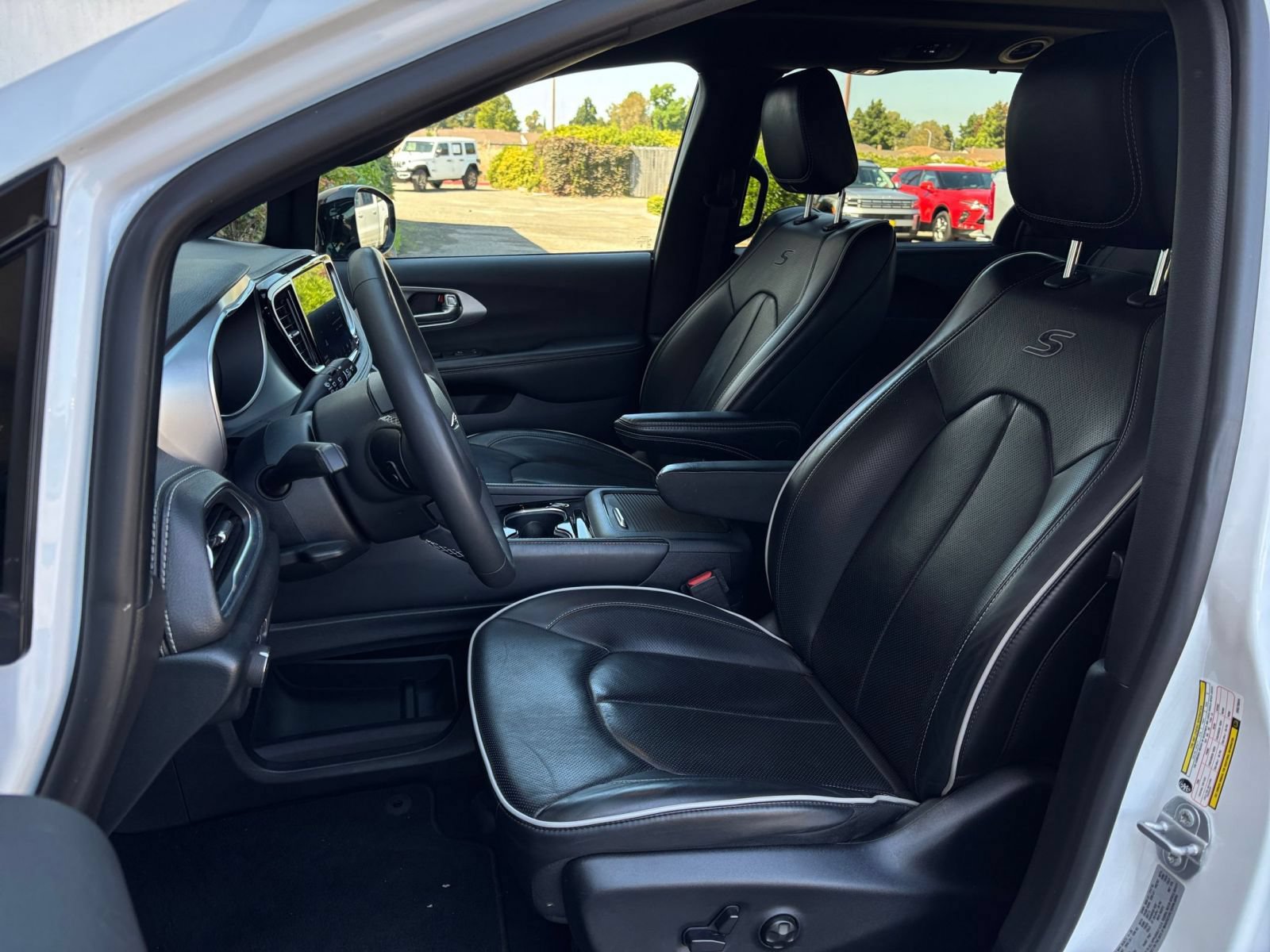 Used 2025 Chrysler Pacifica Limited FWD image 40