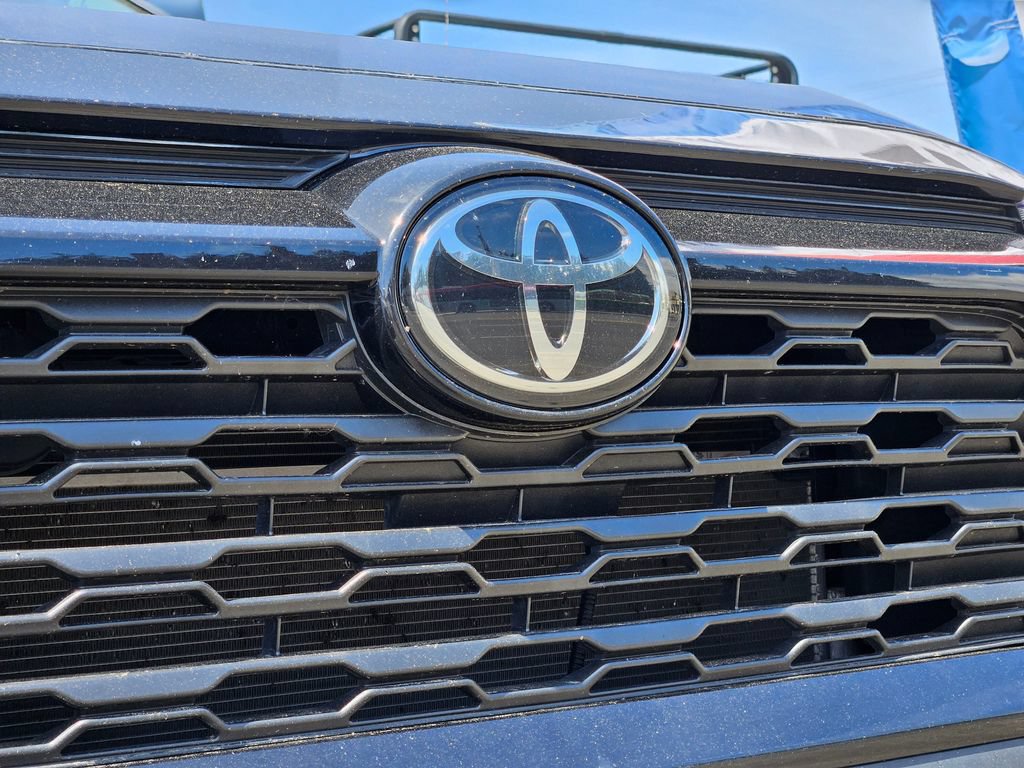 Used 2025 Toyota RAV4 XLE AWD/4WD image 2